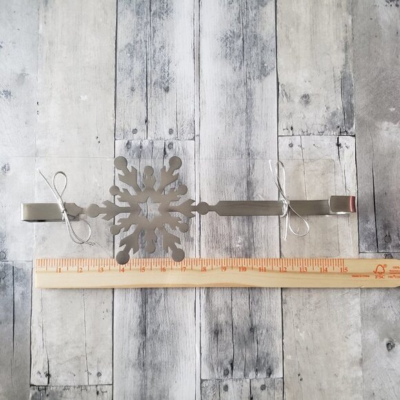 NWOT - Silver Metal Snowflake Wreath Hanger - Picture 2 of 4